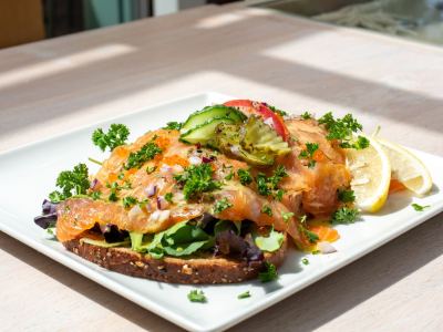 Toast met gerookte zalm, salade en een partje citroen