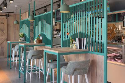 Zithoek in het restaurant met zeegroen houtwerk