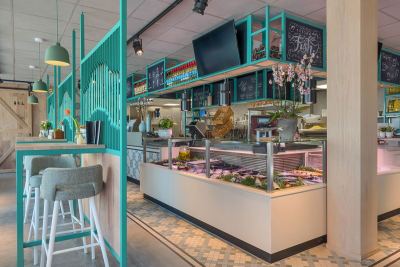 De viskraam met de verse vis in de toonbank