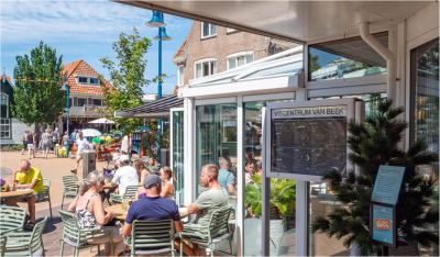 Druk terras op het dorpsplein in De Koog op een zonnige dag