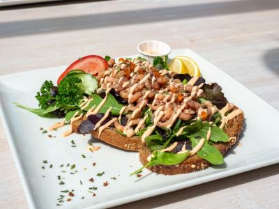Toast met Hollandse garnalen en een romige dressing
