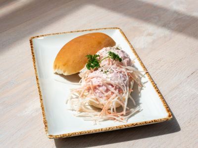 Broodje krabsalade op een wit bord