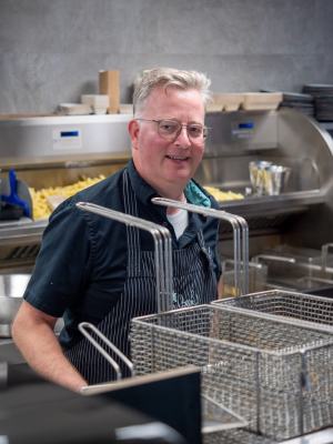 Teamlid van Vis van Beek aan het werk