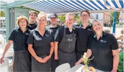 Het team van Vis van Beek samen onder de luifel voor de zaak